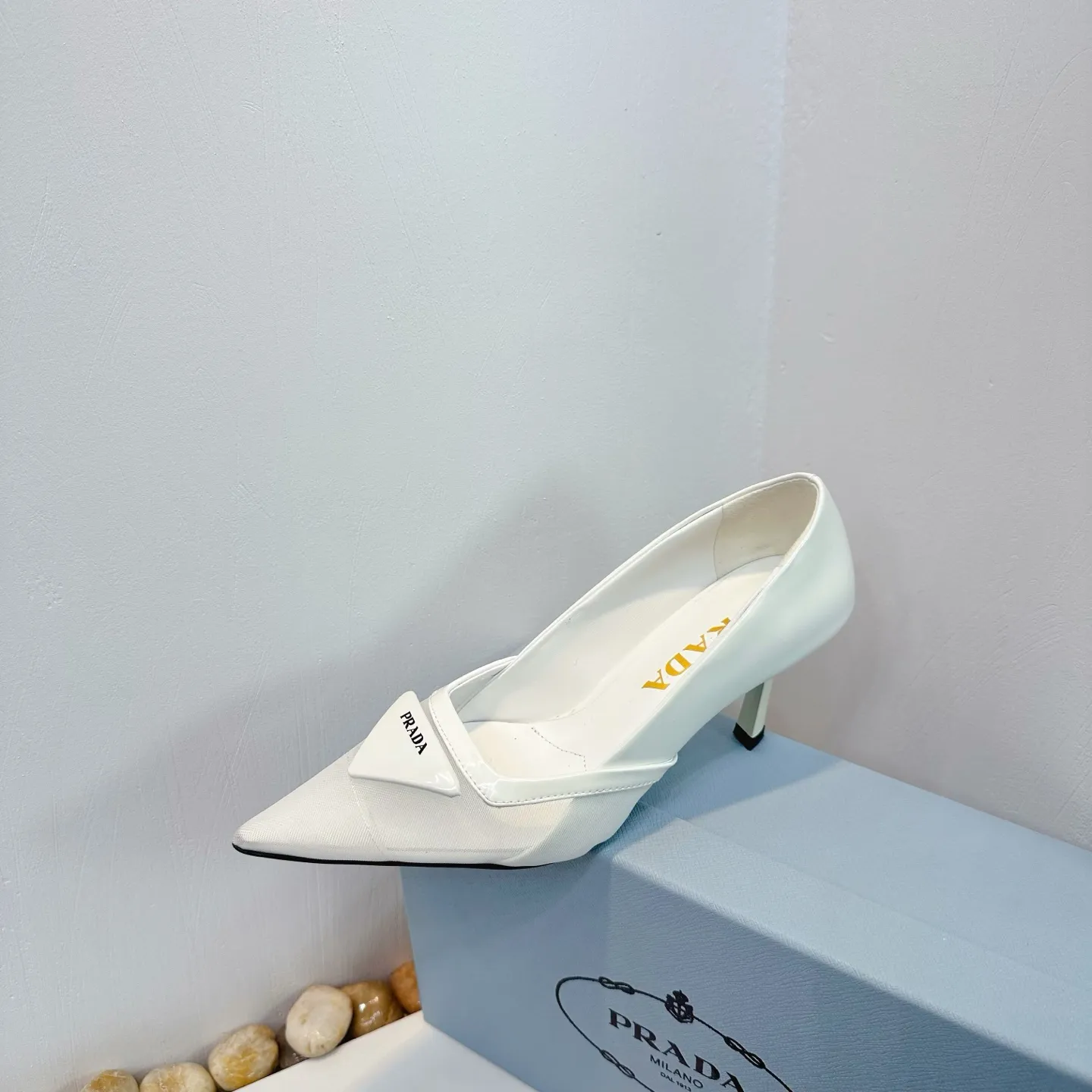 👟👟Ex-factory price 560👟👟 2025 SSS launches Prada’s latest long boots, sandals, thin heels, empty backs, thick heels series ————————🆚🆚🆚 💥PRADA's early spring T-stage catwalk show is the same style as "Dreams Never Sleep". Prada can use it on important occasions. The fresh style has a bit of nobility and is perfect on the feet. 💃💃 Wear this shoe with it. It is elegant and crystal clear, regardless of various accessories. The materials are all exclusively customized one-to-one and must be zero-distance from the original. The entire series is full of exciting and unexpected combinations of elements. The expression of different materials and textures of fabrics has a strong artistic flavor, allowing you to appreciate the ever-changing style of Prada girls. 1⃣ Upper: Made of open-edge bead➕mesh 2⃣ Lining: imported sheepskin 3⃣ Outsole: Italian original genuine leather outsole Heel height 7.5 4⃣🔺Original labeling feet, stock code number 35M-39M (40 41 42 customized, non-returnable and non-exchangeable).